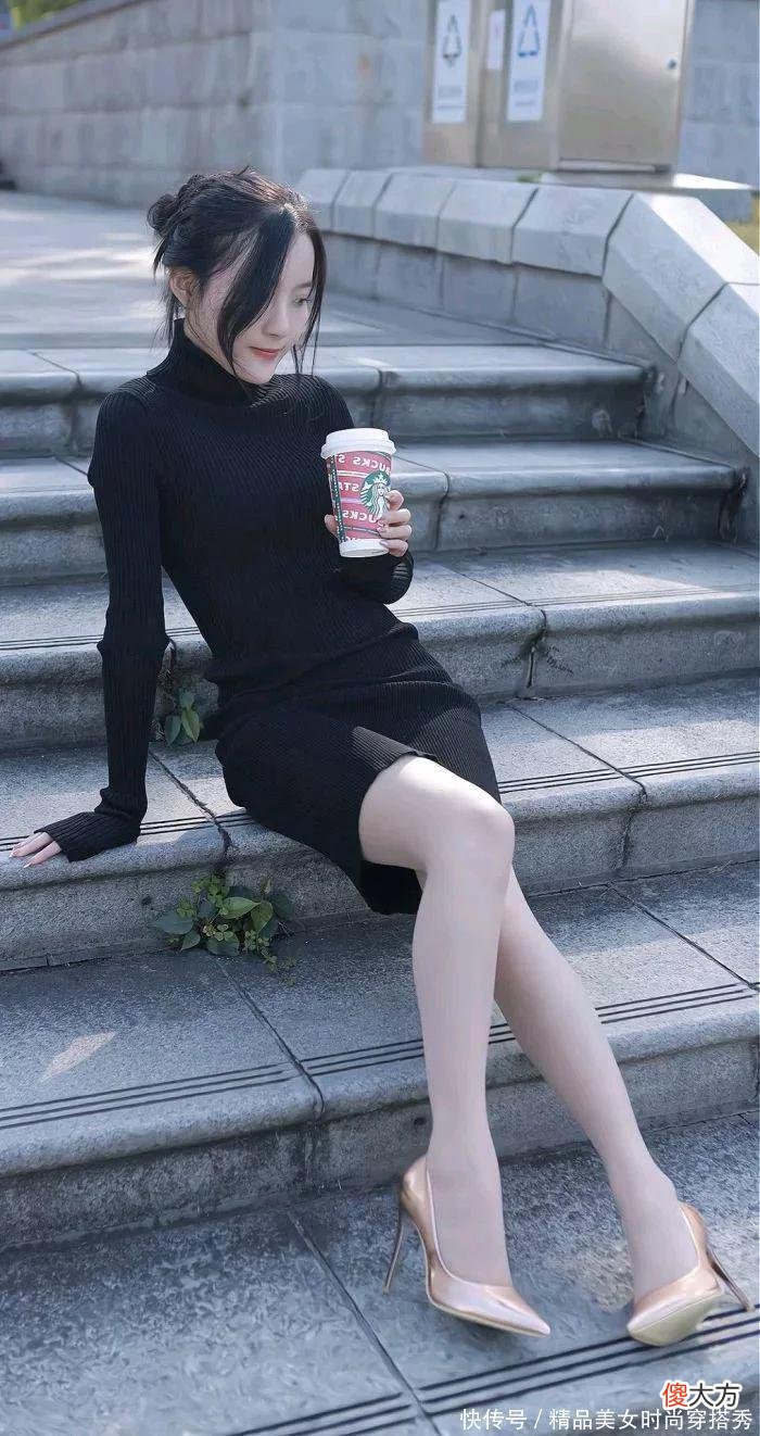 【就爱时尚】黑色高领针织连衣裙修身又舒适，女人味十足