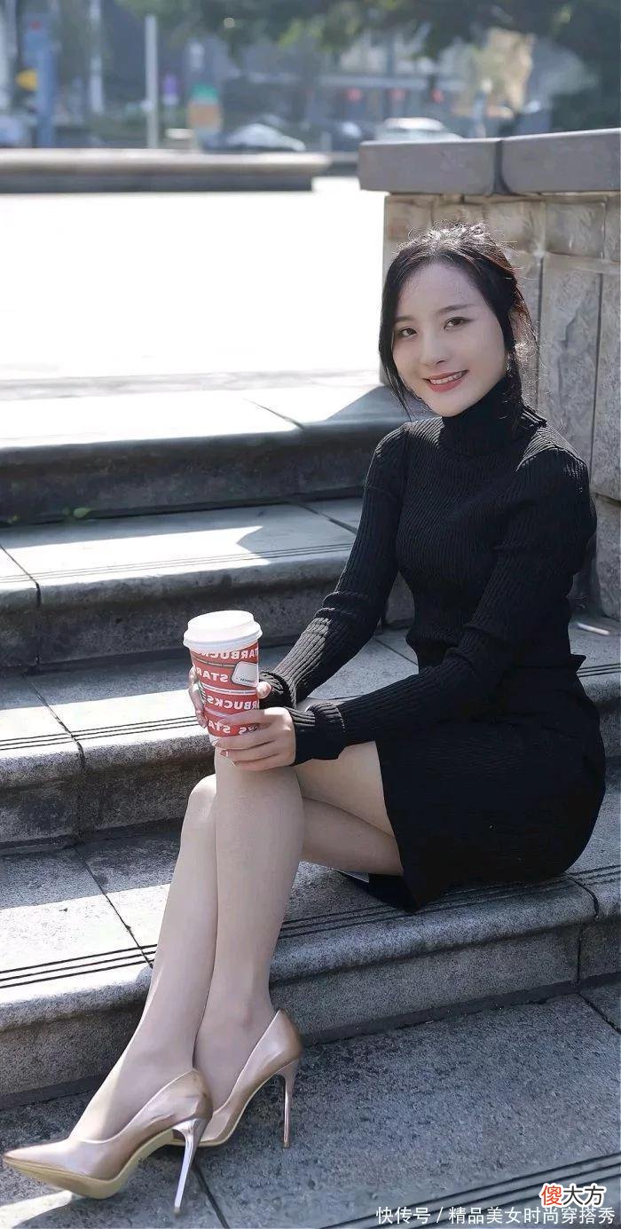 【就爱时尚】黑色高领针织连衣裙修身又舒适，女人味十足