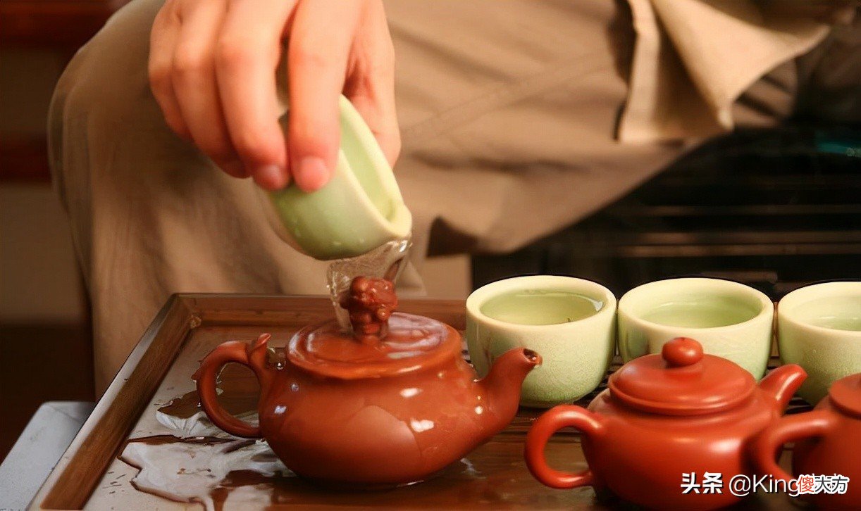 喝红茶好还是绿茶好 夏天喝红茶好还是绿茶好