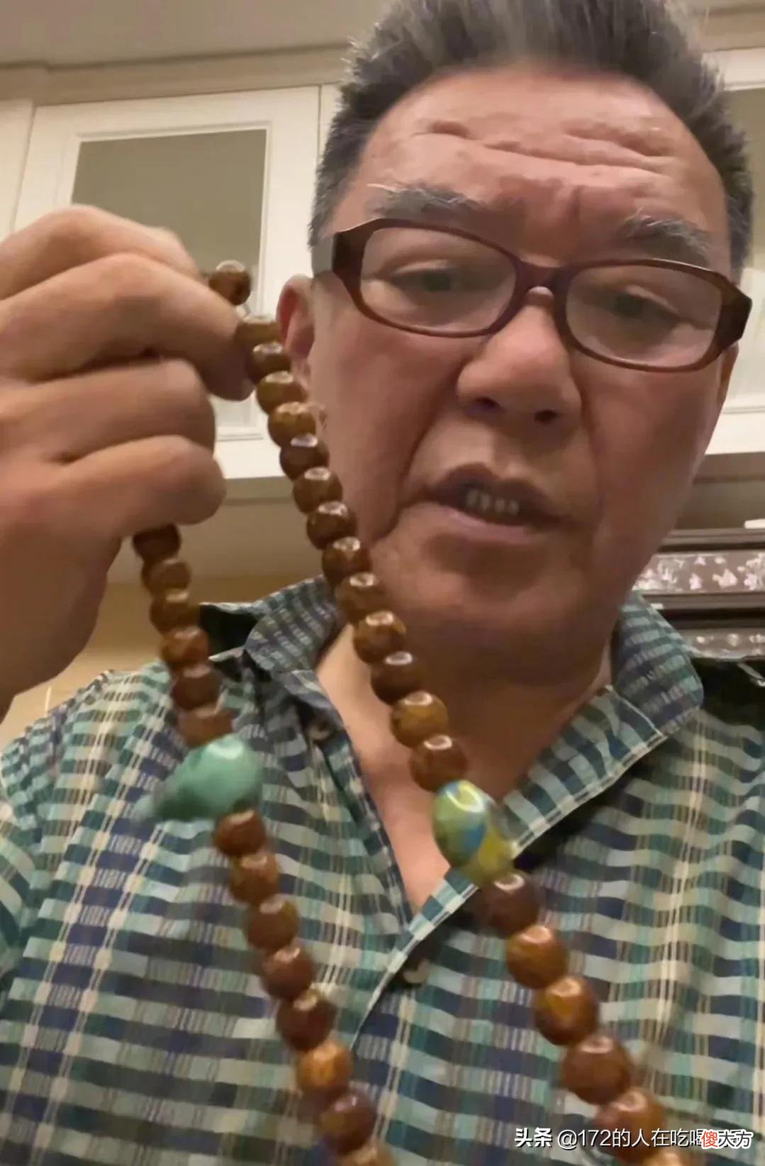 著名演员李立群又发视频向网友求助了，这次不是好奇洒水车为什么每天作业