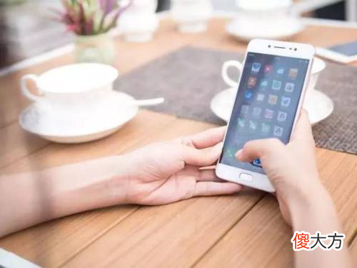 正确玩手机的姿势来了 什么姿势打手机好