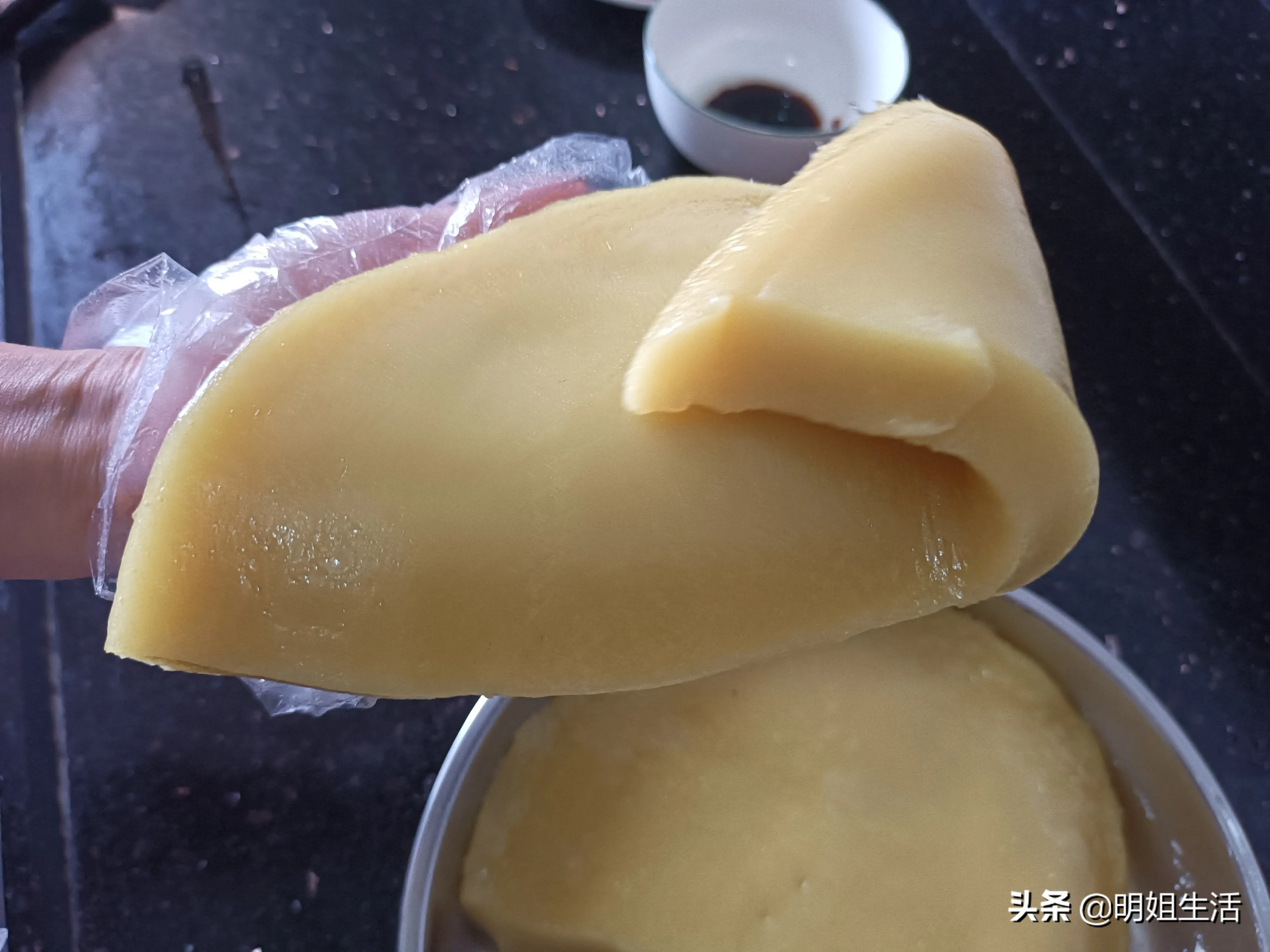 今天又上山摘粽子叶包粽子了，为什么粽子叶一定要在早上的时候摘？因为如果你中午去摘