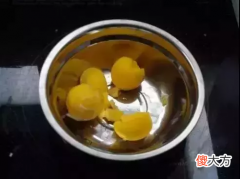 老月嫂经常用的蛋黄油做护理，那到底什么是蛋黄油，怎么制作呢！
