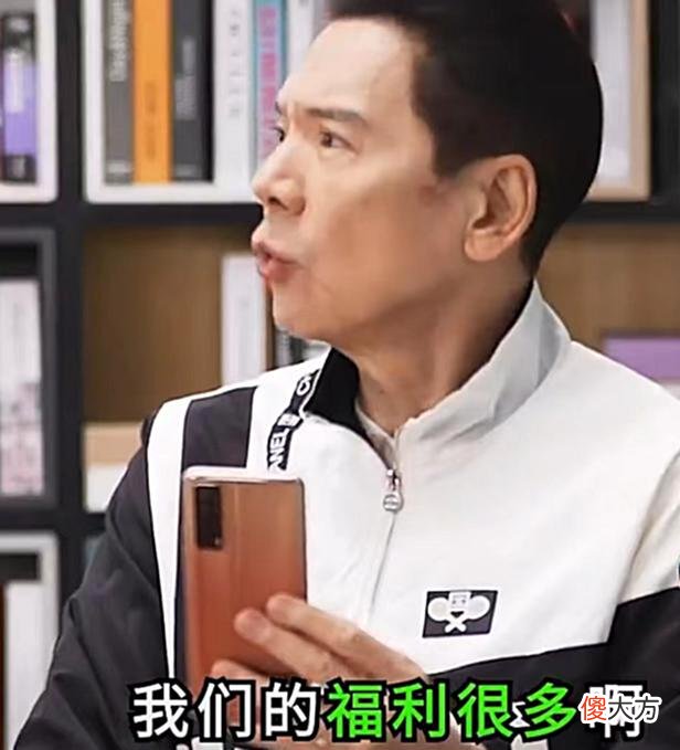 【游戏迷】大佬向华强也代言了某传奇游戏，广告画面曝光，向佐出场怒摔手机