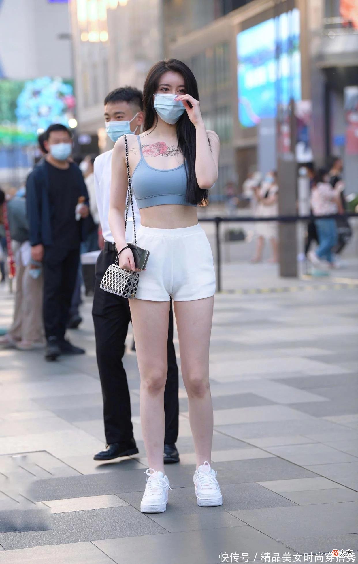【时尚一点】淡蓝色运动背心搭配白色运动短裤和白色运动鞋不仅清爽凉快，而且动感十足