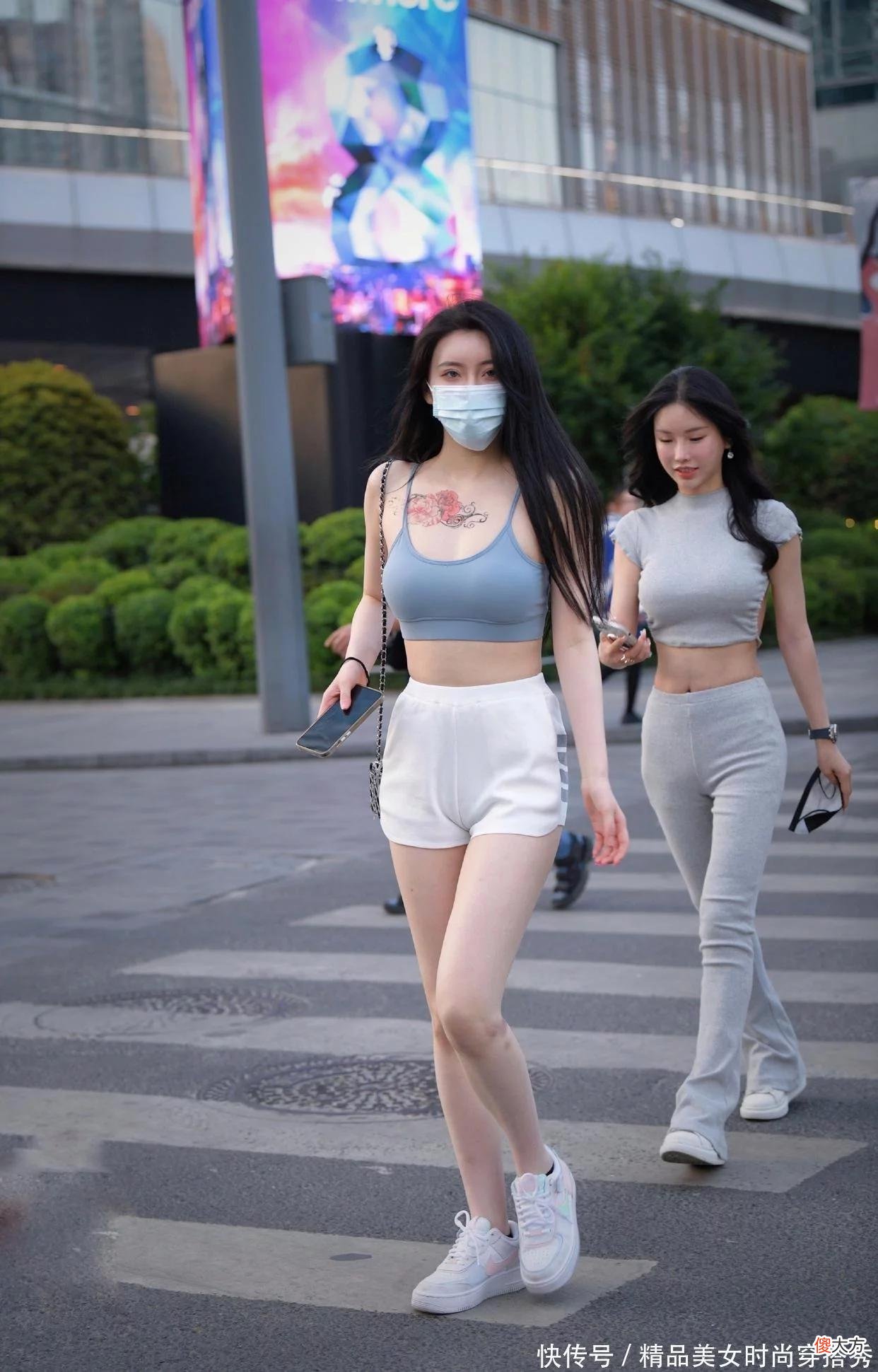 【时尚一点】淡蓝色运动背心搭配白色运动短裤和白色运动鞋不仅清爽凉快，而且动感十足