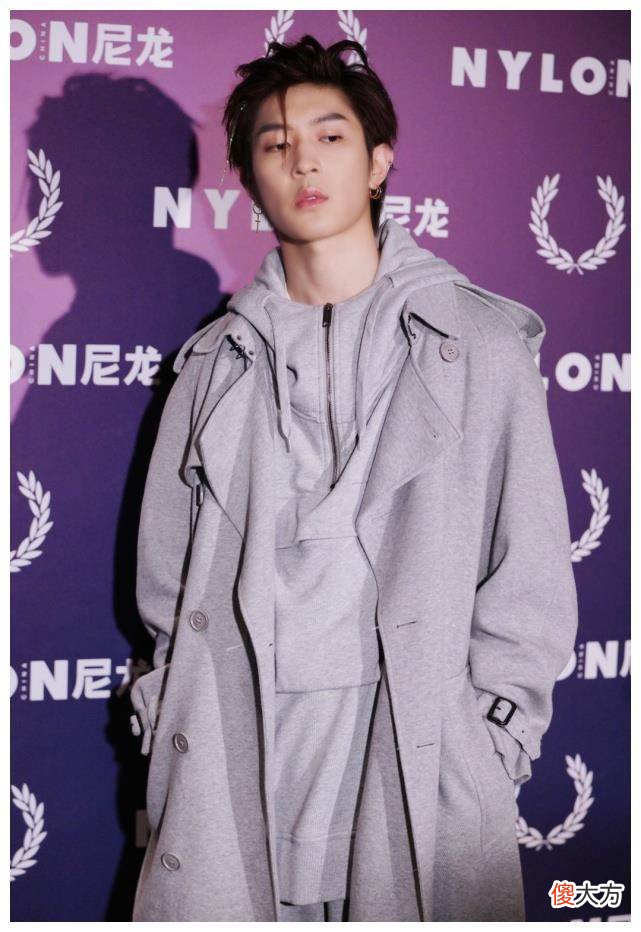 【就爱时尚】最“抠”的富二代马伯骥，穿西装像医院式，戴长银链后很酷