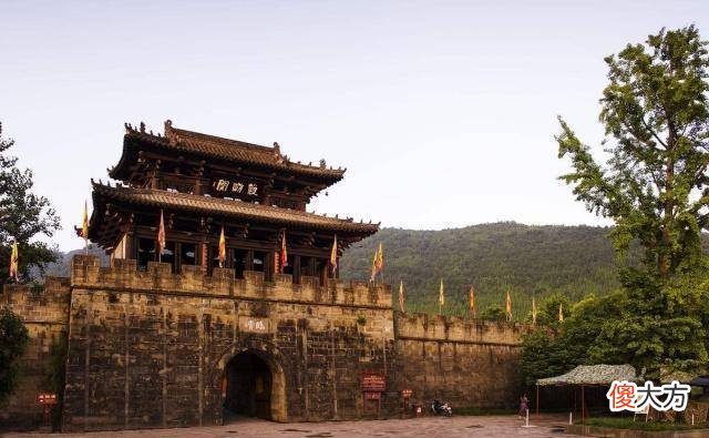 【历史故事】刘备夺取益州时，庞统提出上中下三策，刘备为什么只选了中策？