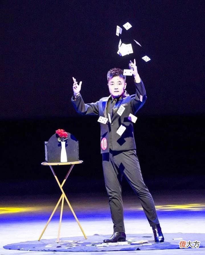 【时尚一点】魔术还有这么玩的，魔术师也太酷了吧