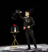 【时尚一点】魔术还有这么玩的，魔术师也太酷了吧