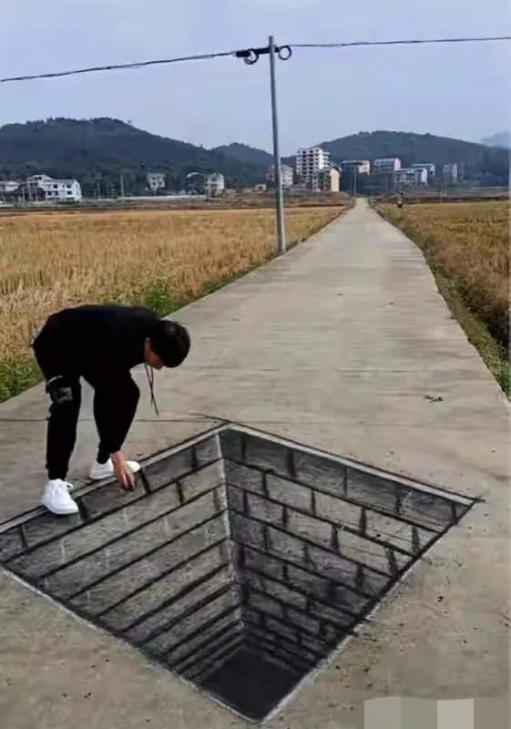 一块烧火用的木炭,一盒粉笔,可以创作出什么?来自内蒙古的小伙张世先利用这些在乡间