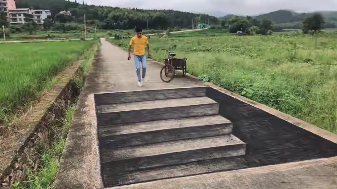 一块烧火用的木炭,一盒粉笔,可以创作出什么?来自内蒙古的小伙张世先利用这些在乡间