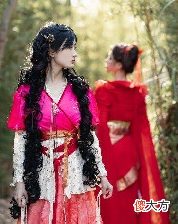 【时尚一点】两位女生cos雪见和“红化”版龙葵，网友：叫你模仿，没叫你超越