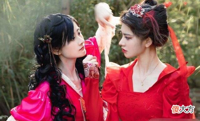 【时尚一点】两位女生cos雪见和“红化”版龙葵，网友：叫你模仿，没叫你超越