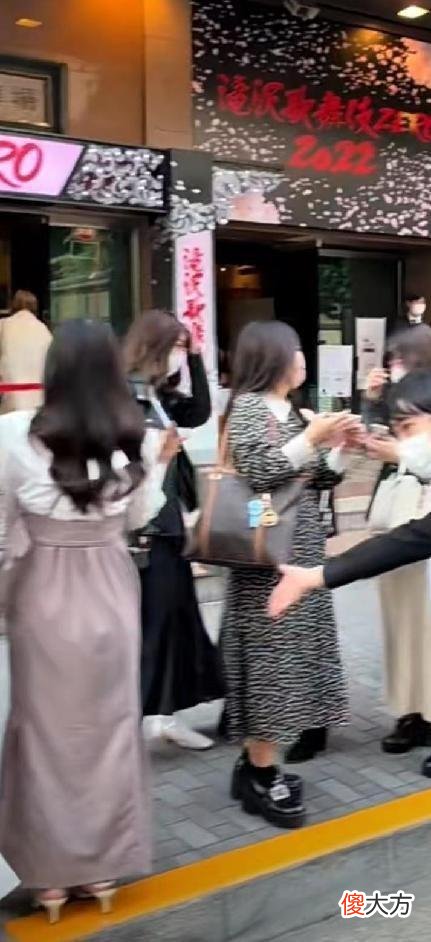 【时尚一点】日本真实街拍分享，学会这几种搭配，基础款穿出高级感