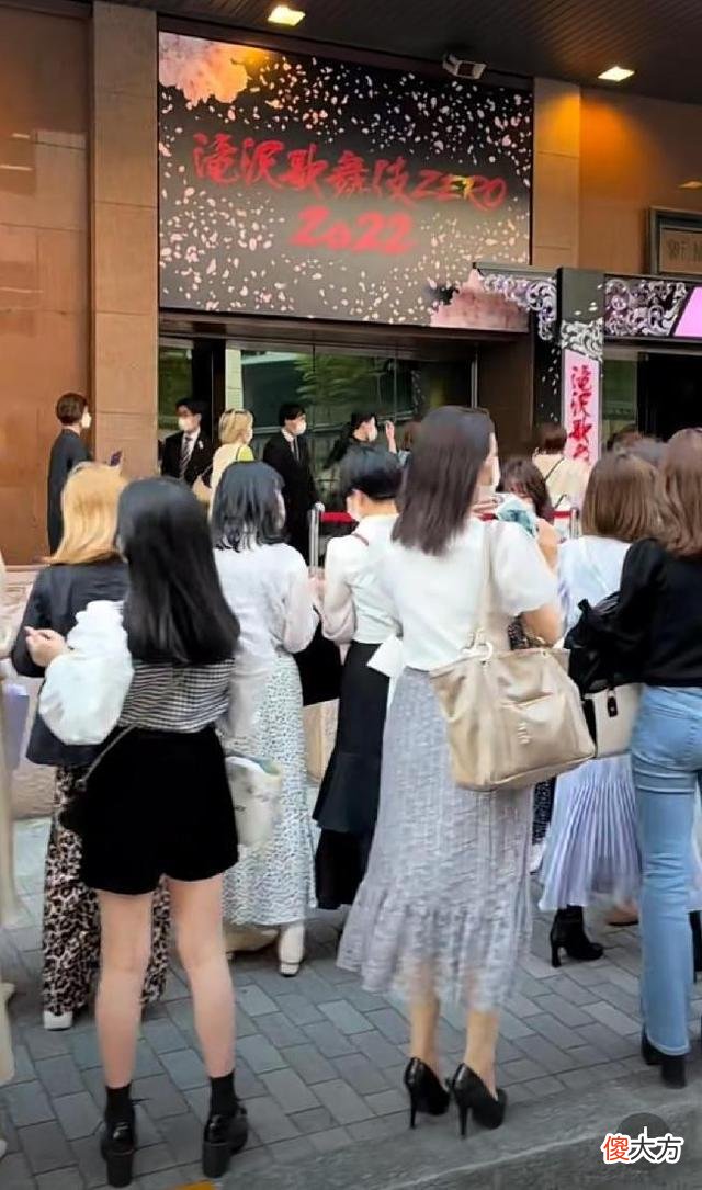 【时尚一点】日本真实街拍分享,学会这几种搭配,基础款穿出高级感