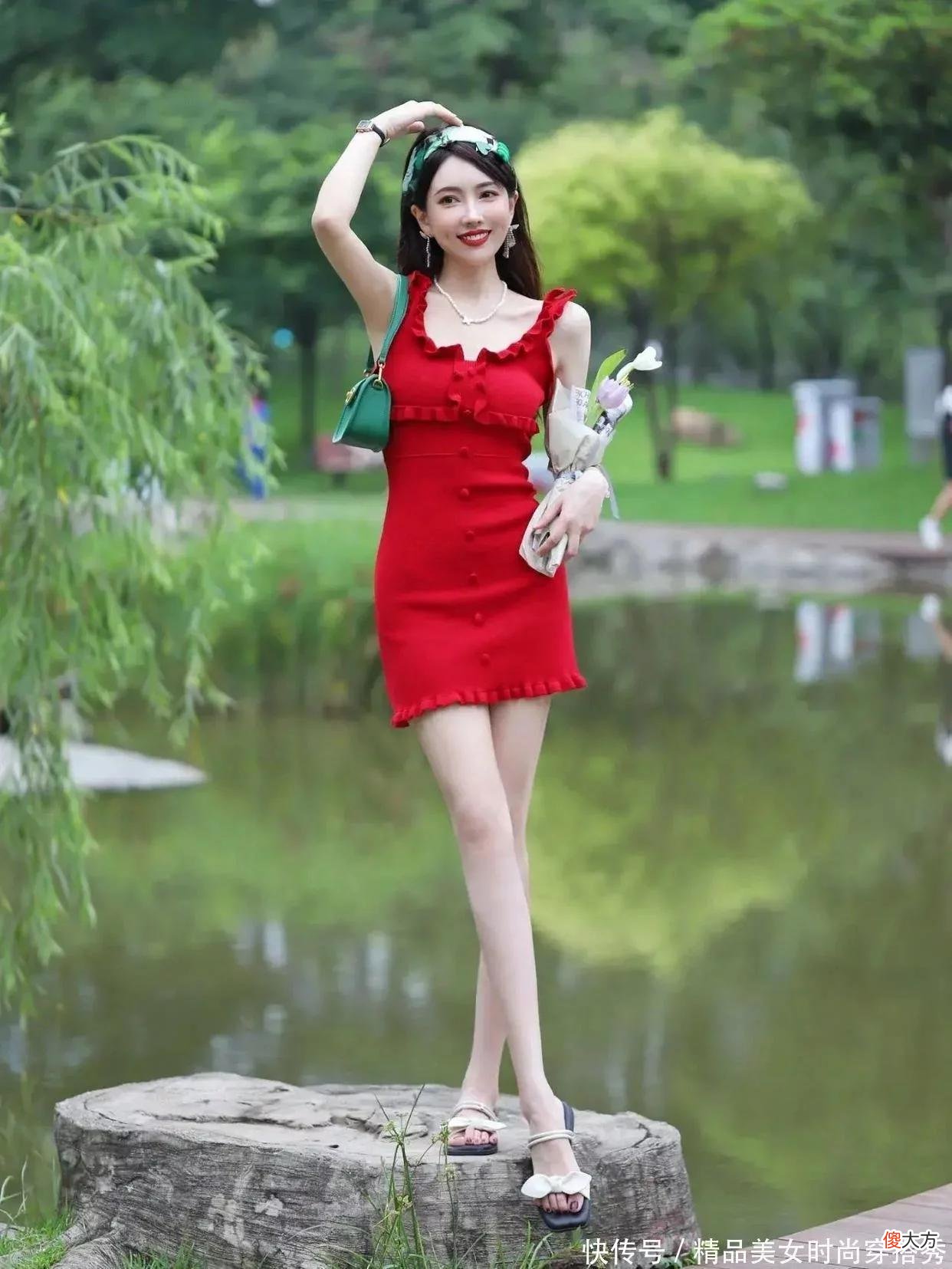 【时尚一点】小姐姐穿一袭明媚的红色连衣裙，彰显出了她的完美气质