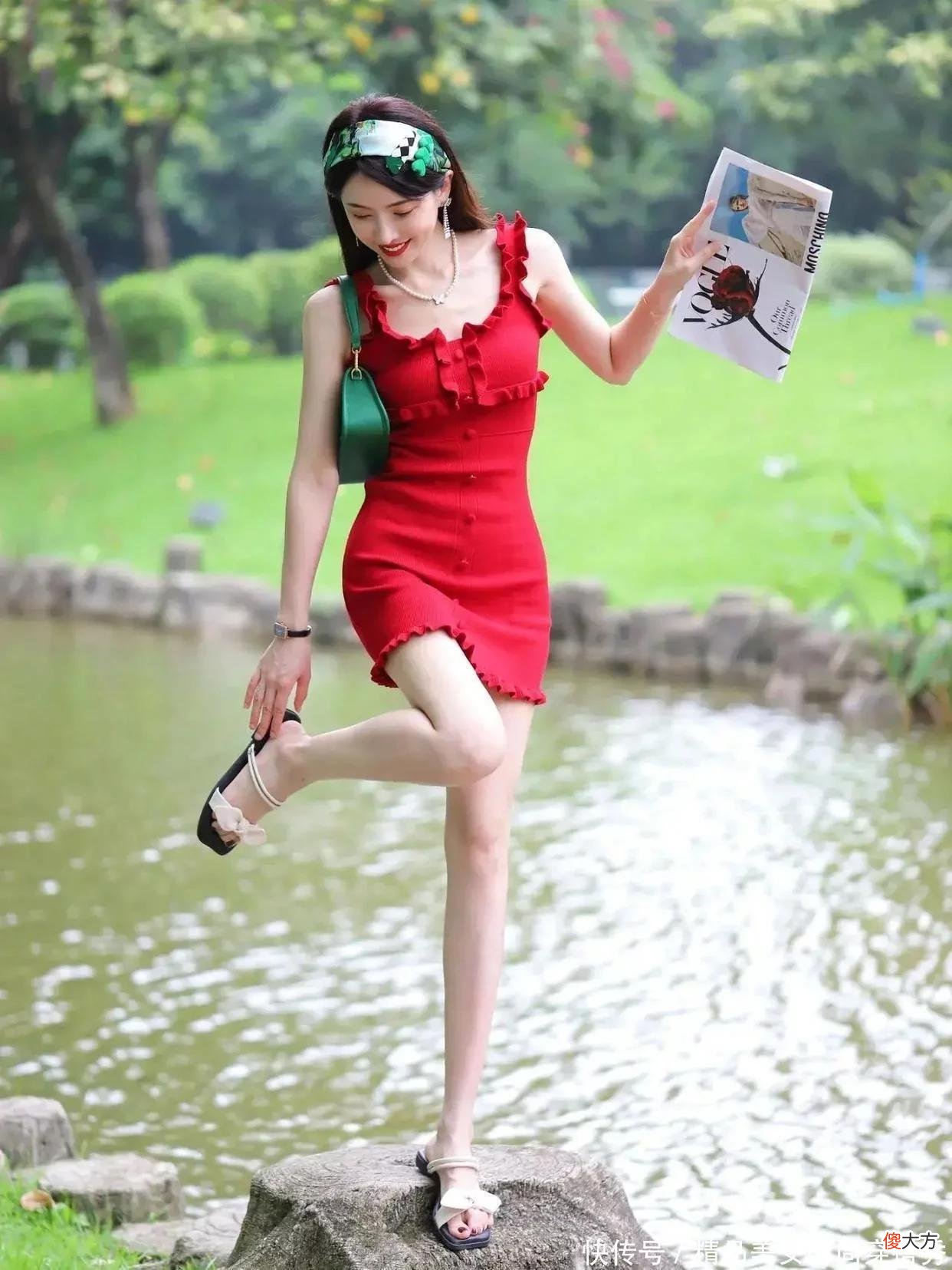 【时尚一点】小姐姐穿一袭明媚的红色连衣裙，彰显出了她的完美气质