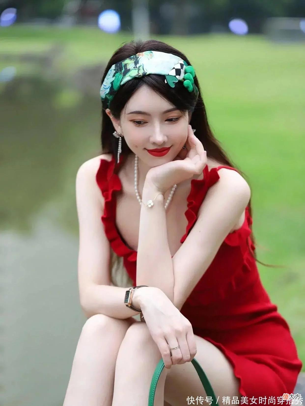 【时尚一点】小姐姐穿一袭明媚的红色连衣裙，彰显出了她的完美气质