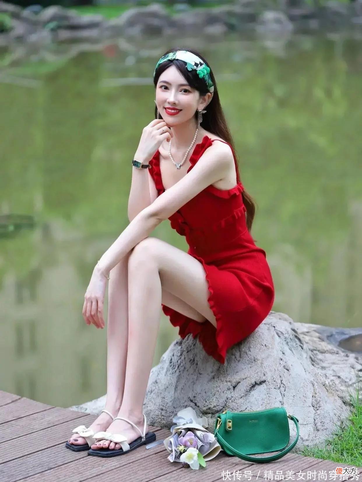 【时尚一点】小姐姐穿一袭明媚的红色连衣裙，彰显出了她的完美气质