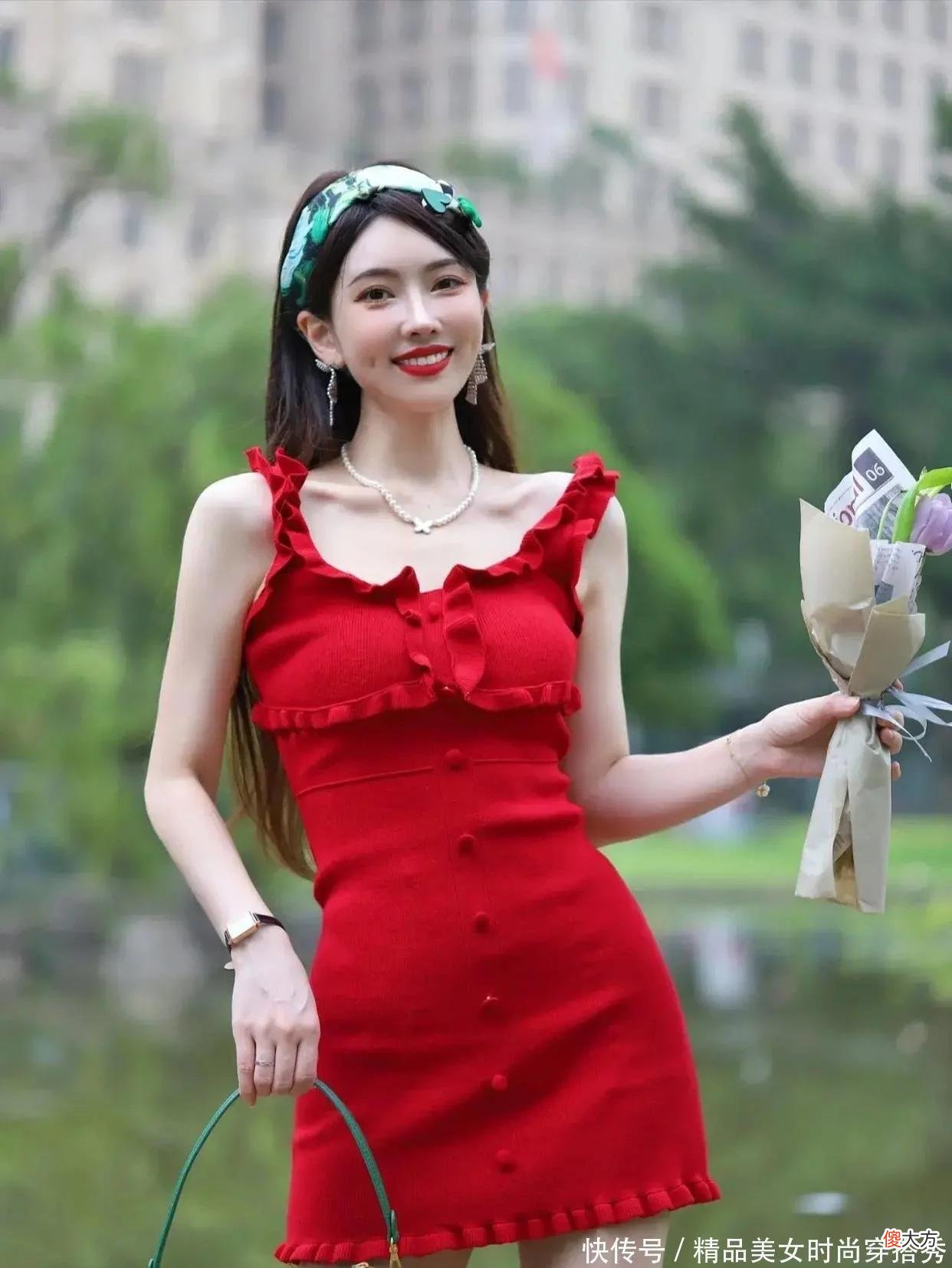 【时尚一点】小姐姐穿一袭明媚的红色连衣裙，彰显出了她的完美气质