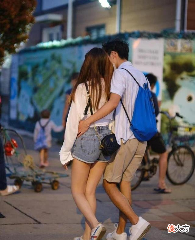 【就爱时尚】香港女人的穿搭都挺复古，聪明女生这样穿，美出新高度