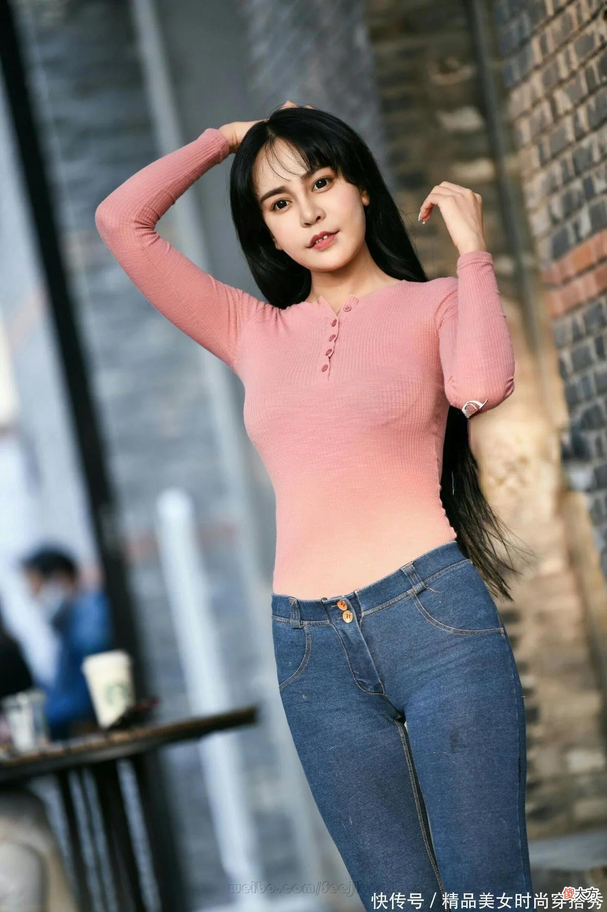 【时尚一点】脏粉色打底+低腰细腿牛仔裤+黑色高筒靴，复古怀旧风不仅显腿长，而且还显小性感