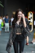 【就爱时尚】薄纱上衣搭配紧身裤，休闲舒适又修身好看