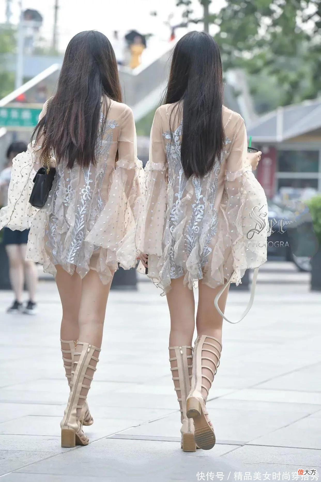 【时尚一点】姐妹花穿浅色薄纱连衣裙，美成了一道风景线