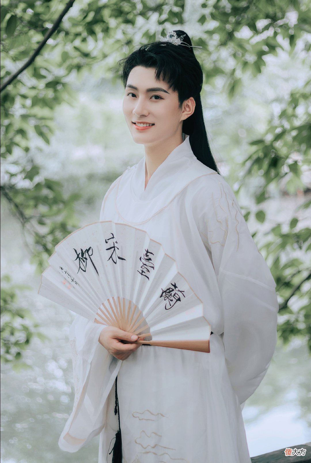 我们这里还有茶在一粒砂中雕刻世界,螺蛳壳里做道场的微型诗,你听说过吗?