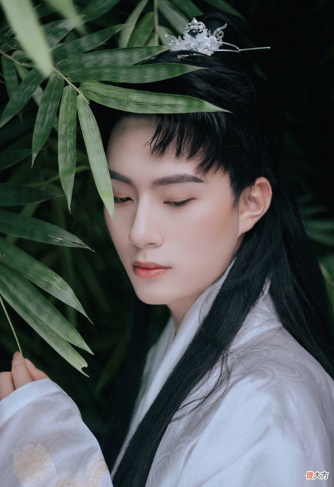 我们这里还有茶在一粒砂中雕刻世界,螺蛳壳里做道场的微型诗,你听说过吗?