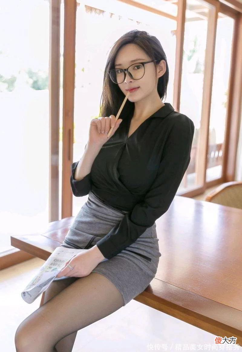 【时尚一点】黑色上衣+灰色短裙+黑丝+黑色高跟鞋，既有层次感，又显得时尚有高级感