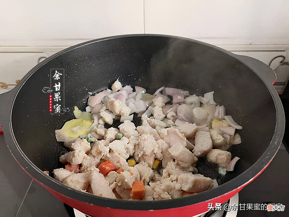 焖饭一周三次吃不腻，鸡肉多加这食物，鲜美管饱味道好，香