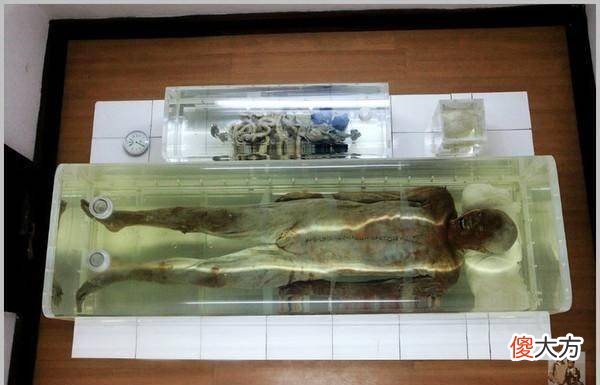 【爱历史】湖北2000年前的“水墓”,挖出不腐男尸出土时关节还可以活动