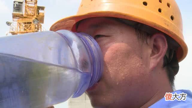 一天喝18斤水 一天喝8斤水好吗