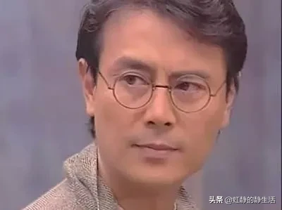 你再逞强，你再逞强！你以为你还是20几岁吗？王大姐边给老伴李大哥贴风湿膏