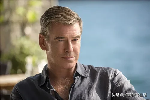 你再逞强，你再逞强！你以为你还是20几岁吗？王大姐边给老伴李大哥贴风湿膏