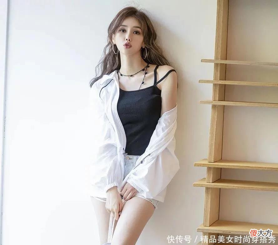【时尚一点】黑色短款吊带，斜肩的设计勾勒出丰满曲线，秀出纤细小蛮腰性感火辣