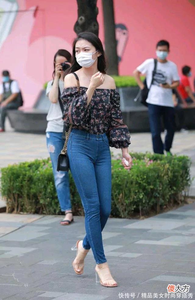 【就爱时尚】印花一字肩搭配紧身裤，时髦修身还有女人味