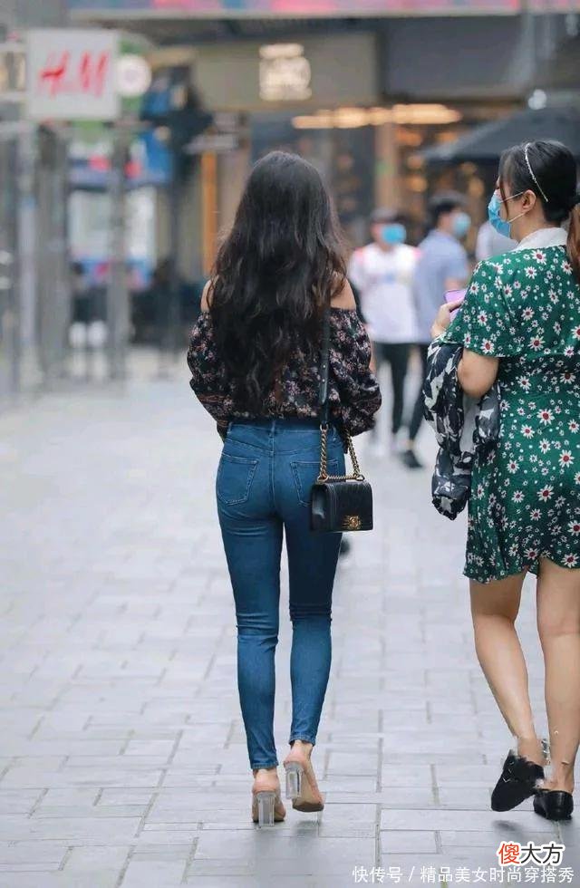 【就爱时尚】印花一字肩搭配紧身裤，时髦修身还有女人味