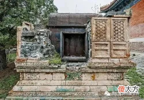 【历史故事】被盗的清东陵，同治皇帝变成尸骸，为何皇后鲜活如生？阿特鲁氏真的是吞金自杀吗？
