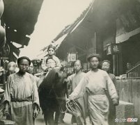 【爱历史】晚清老照片：5岁男童骑白马祭祀求雨，乡村女子坐门口冷笑怒目！