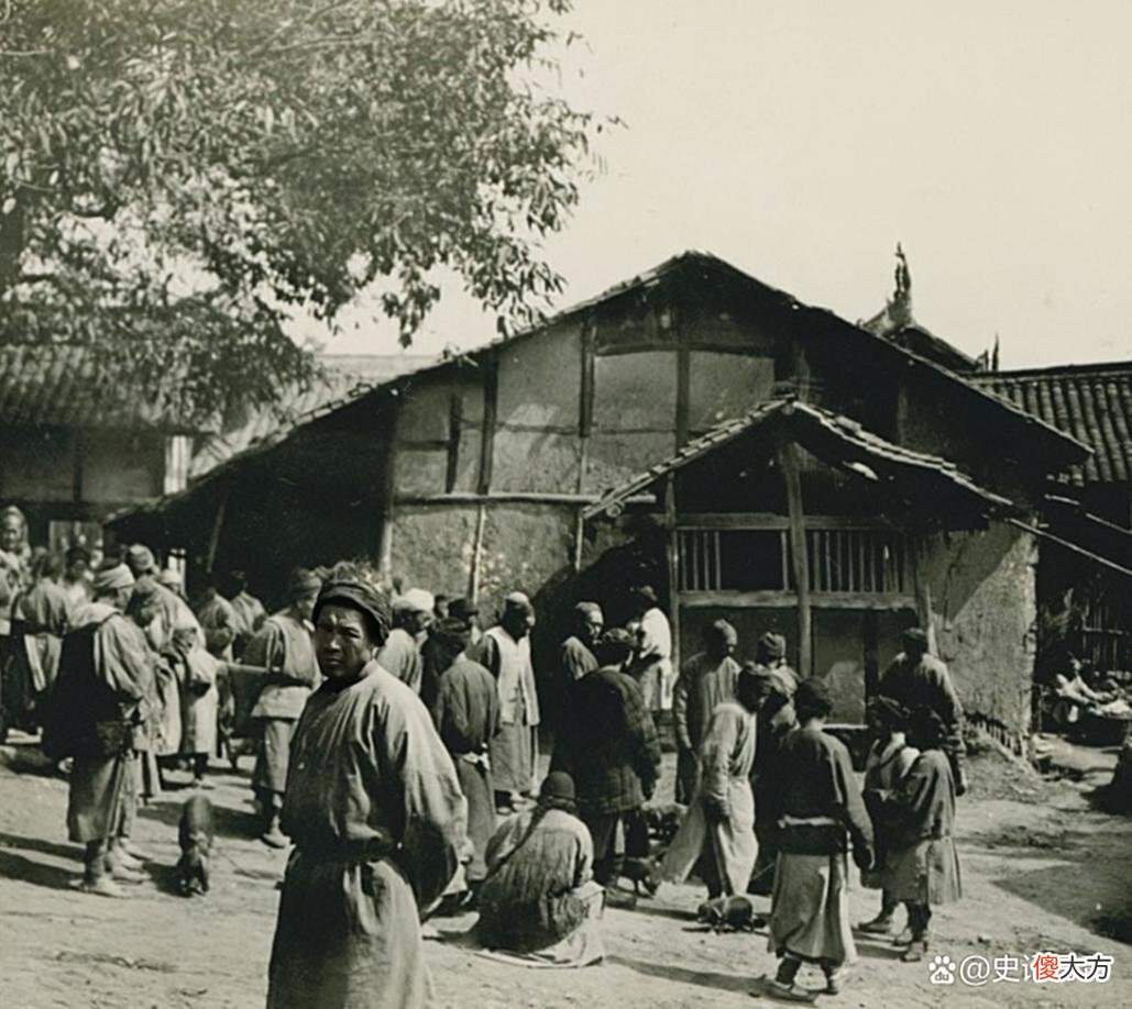 【爱历史】晚清老照片：5岁男童骑白马祭祀求雨，乡村女子坐门口冷笑怒目！