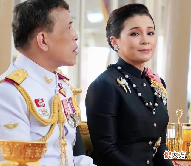 【爱历史】苏提达珠宝越来越奢华，佩戴黑珍珠闪耀全场，华裔王后就是端庄