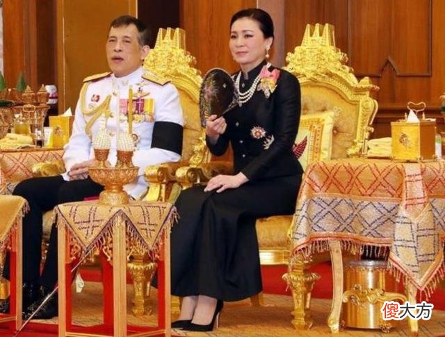 【爱历史】苏提达珠宝越来越奢华，佩戴黑珍珠闪耀全场，华裔王后就是端庄