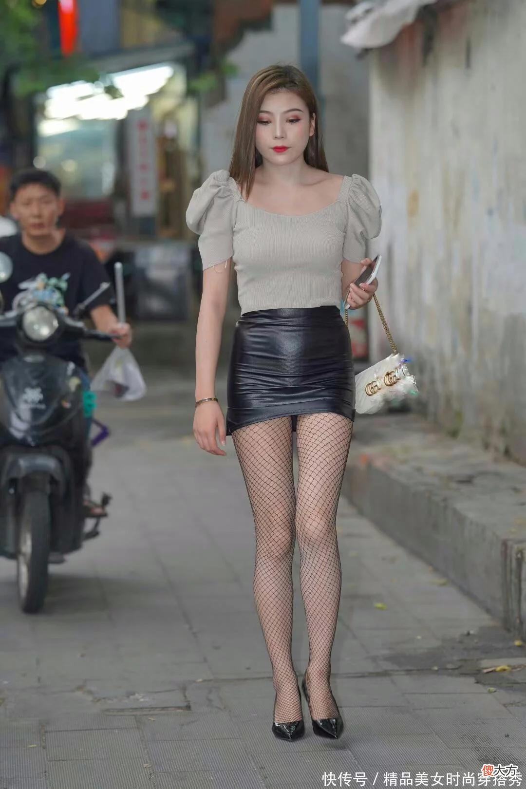 【时尚一点】驼色泡泡袖背心搭配黑色皮配上渔网袜不仅显性感迷人，而且还显腿白