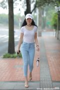 【时尚一点】浅蓝色高腰细腿九分牛仔裤搭配白色碎花短袖背心打造大长腿视觉感