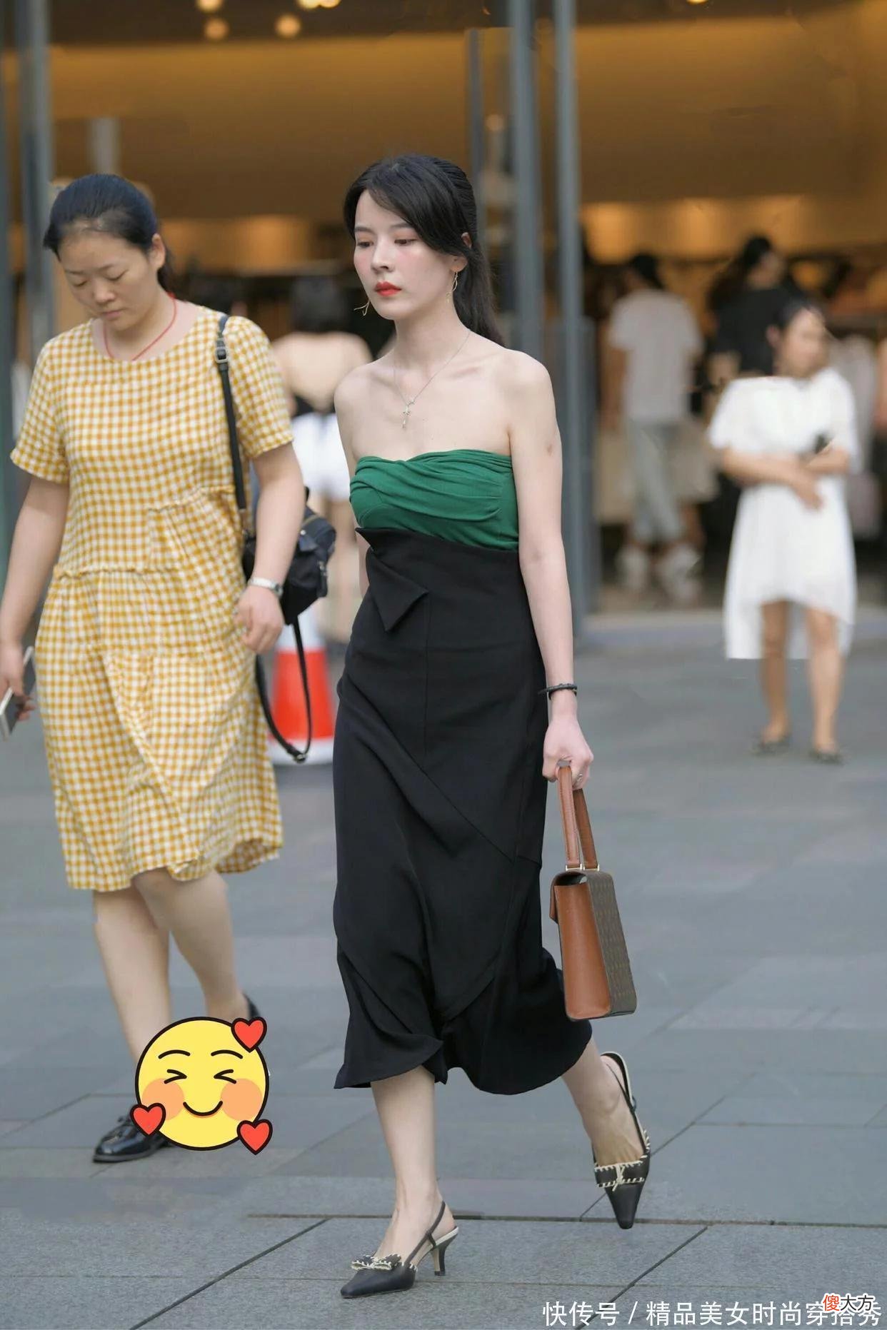 【时尚一点】墨绿抹胸搭配曜石黑长裙和尖头高跟鞋，性感冷艳和典雅优美的完美结合，真美到了极致