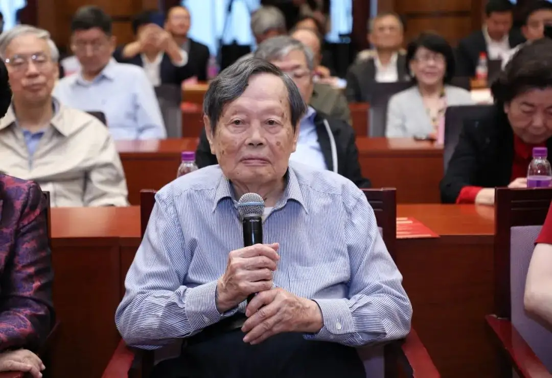 物理学牛顿爱因斯坦杨振宁 许多人竞然认为物理学界三大牛是牛顿，爱因斯坦，杨振宁