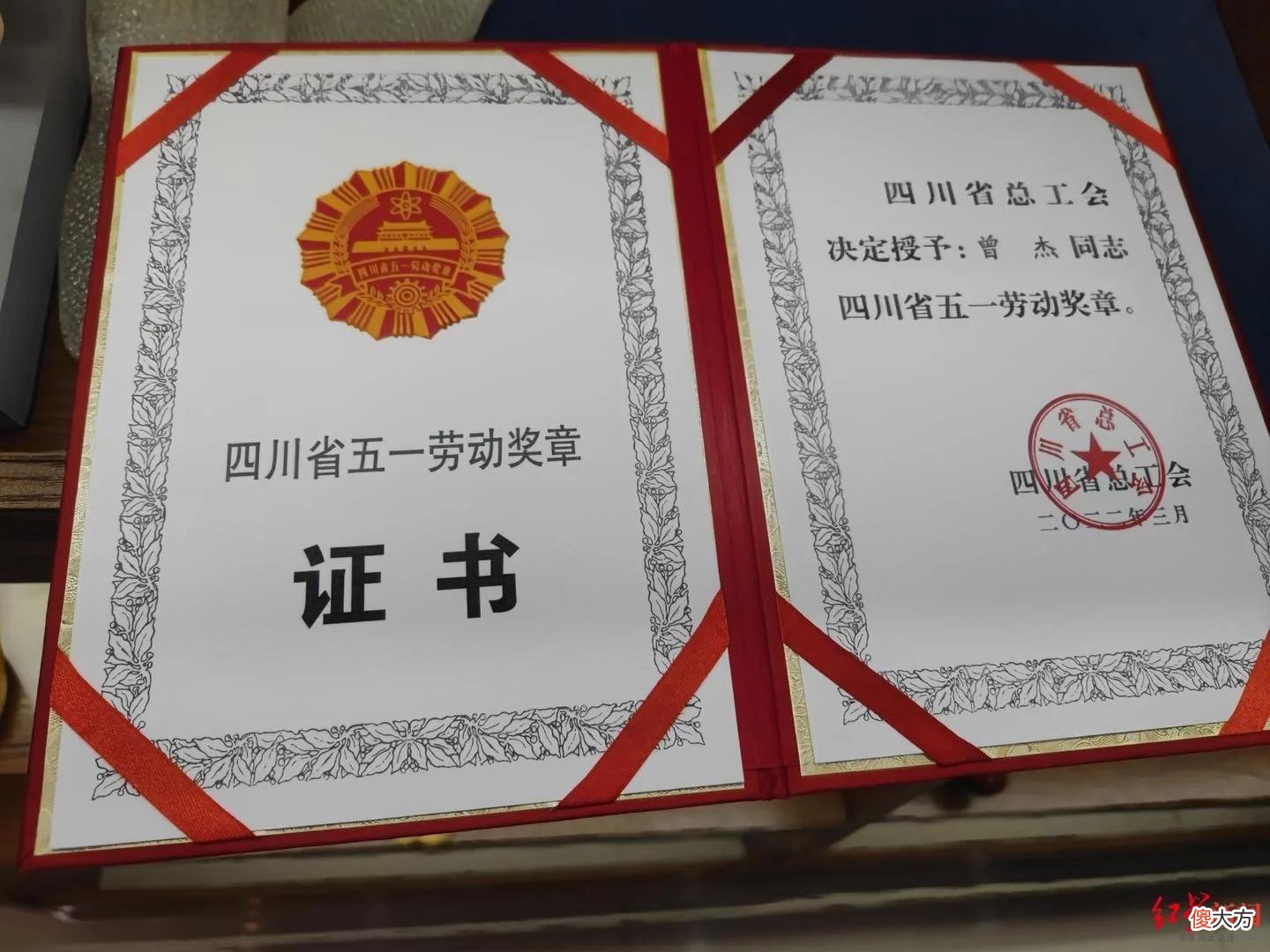 【时尚一点】做一双鞋耗时三五个月 从业20余年的“老”师傅用3D技术为特殊人群制鞋
